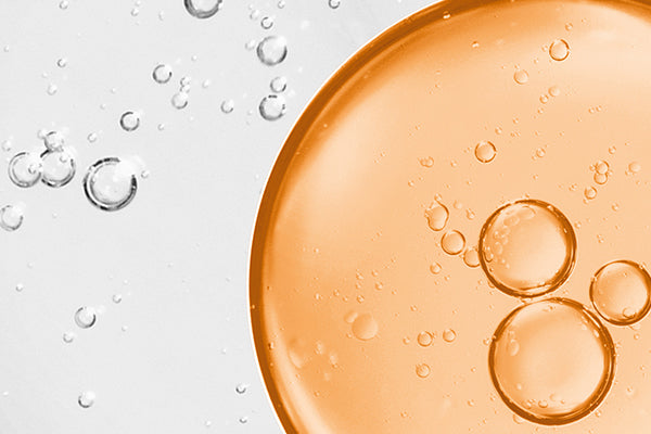 L’acide hyaluronique et la vitamine C sont deux actifs anti-âge de référence.