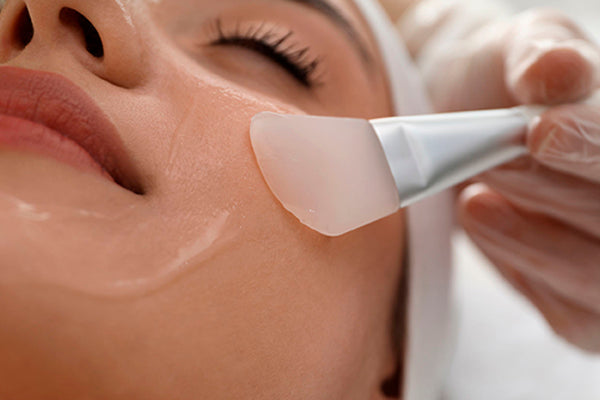 Le peeling visage en médecine esthétique permet de faire peau neuve