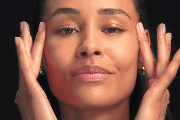 Le contour des yeux et des lèvres sont des zones particulièrement sensibles du visage.