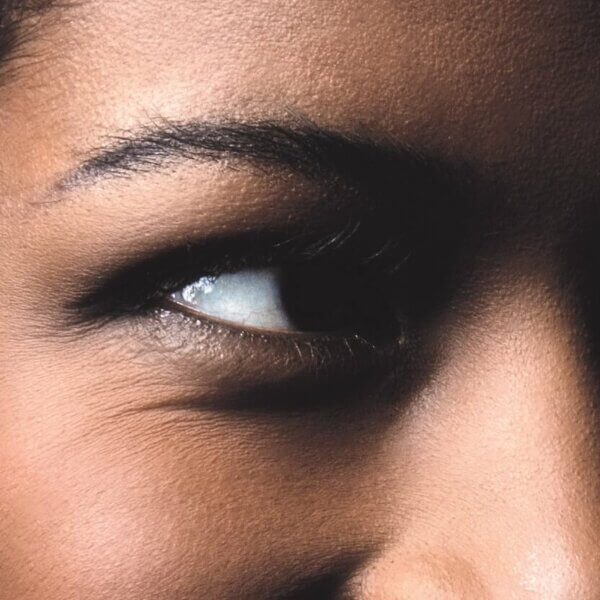 Le vieillissement de la peau peut être combattu avec une crème contour des yeux