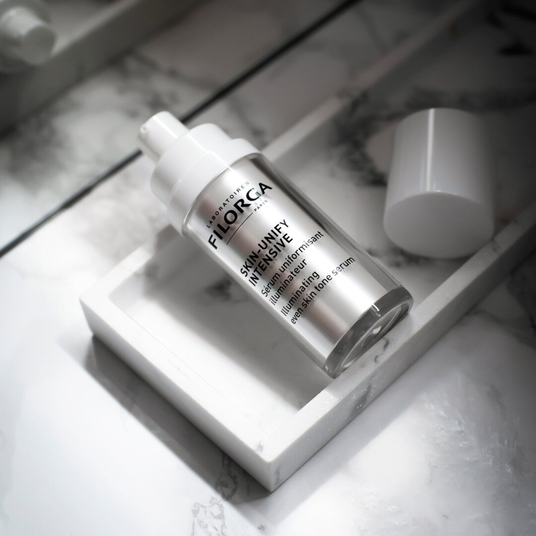 La gamme SKIN-UNIFY de FILORGA corrige les taches sur la peau.