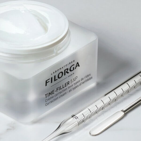 La crème TIME-FILLER 5XP de FILORGA contient des peptides dermorelaxants