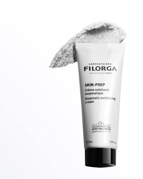 La crème exfoliante de FILORGA nettoie les pores de la peau.